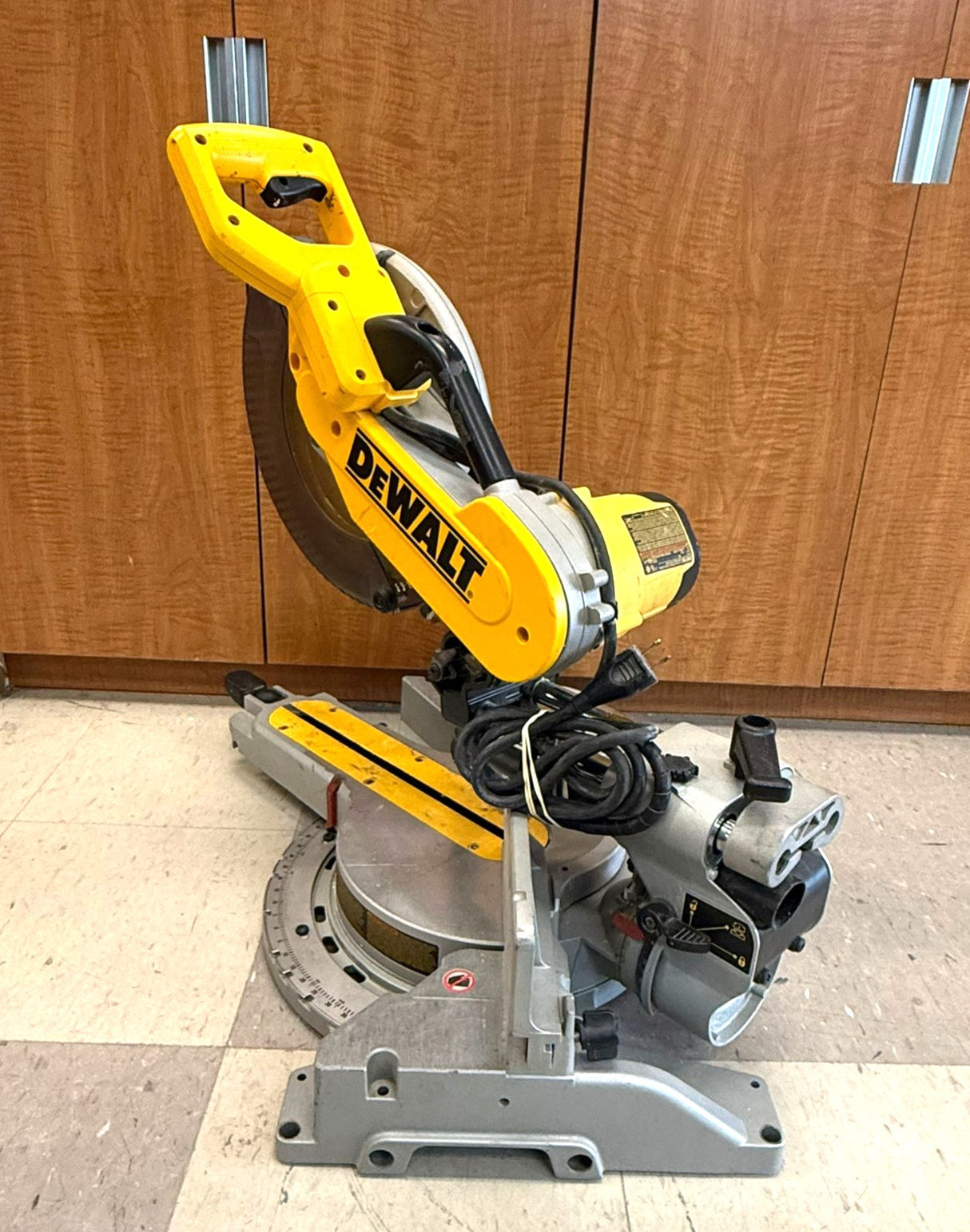 DeWalt DW718 12” Dual Bevel Sliding Compound Miter Saw